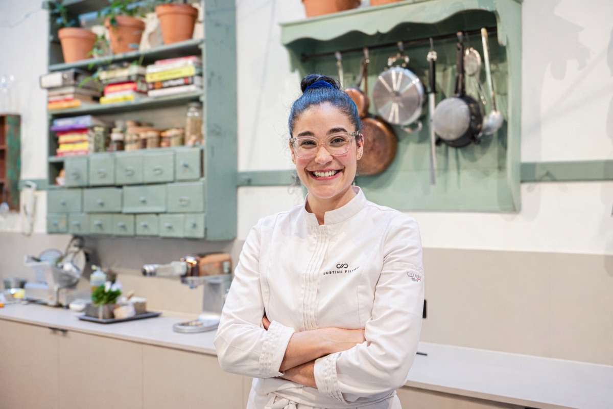 En cuisine, en veste de chef