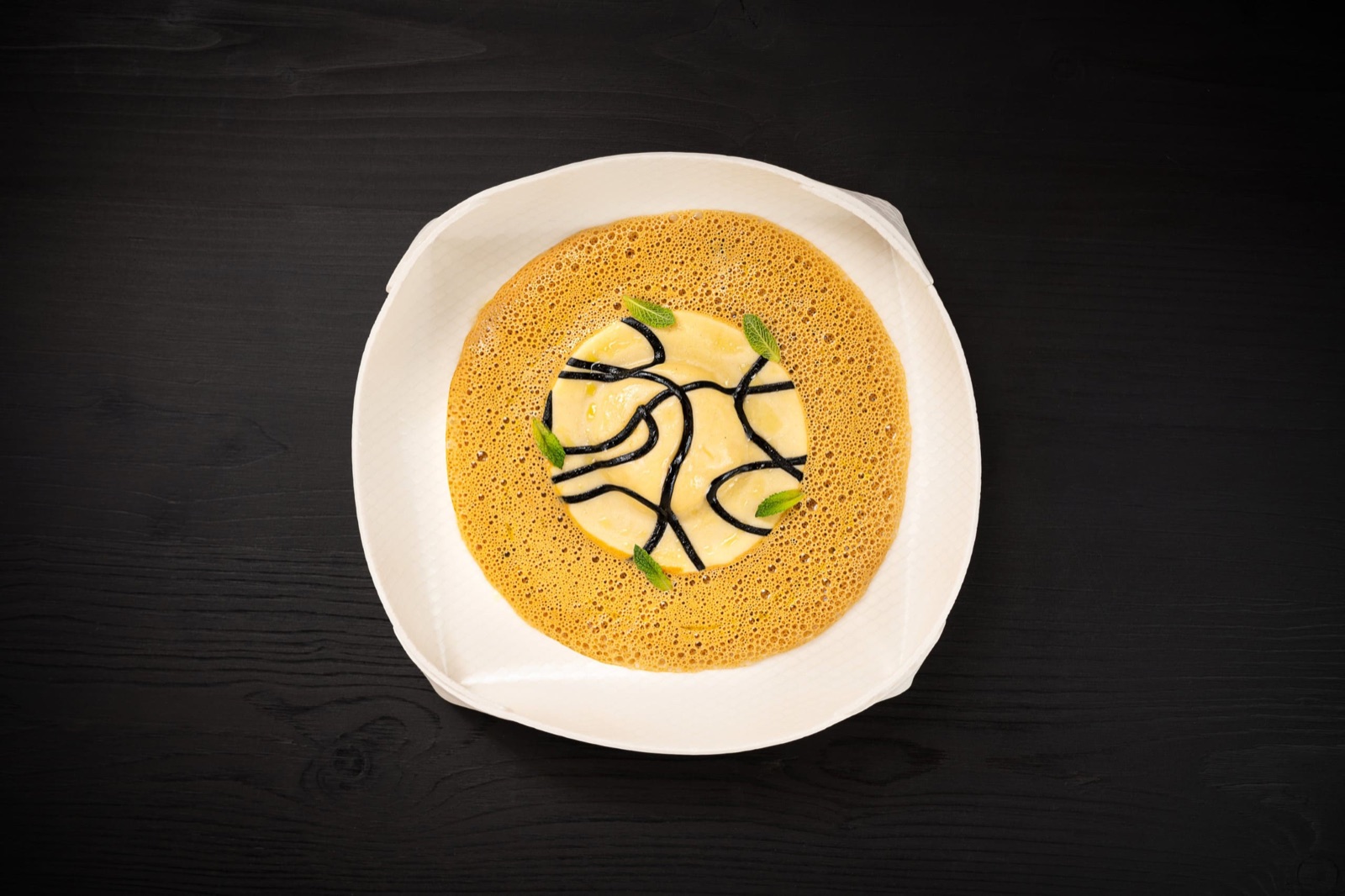Assiette dressée, plat gastronomique